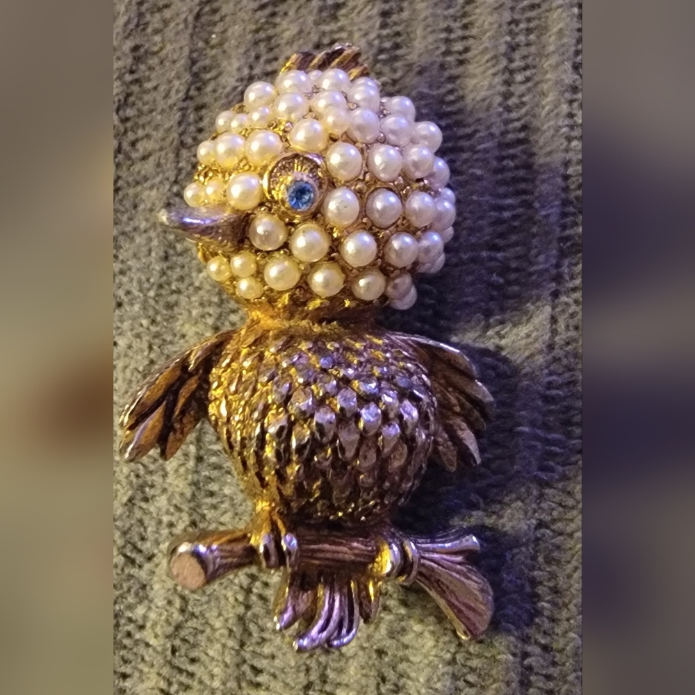 Vibtage Gold Tone and Faux Pearl Bird Brooch